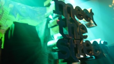 Grote 3D-letters als podiumdecor voor een clubavond | maatwerk van Luc en Roel, Rotterdam