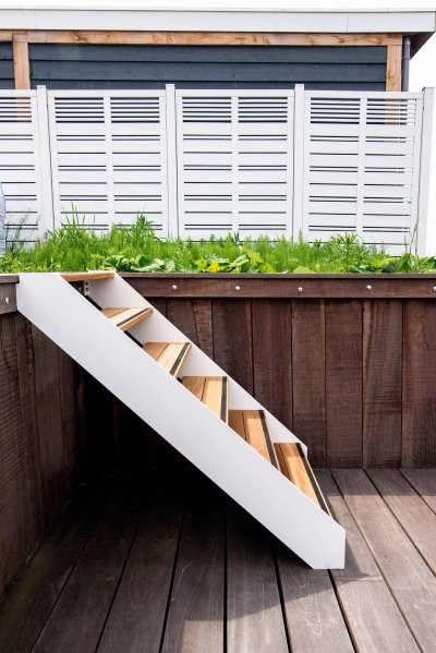 Vlondertrap op maat voor buiten: strakke witte wangen met houten treden en antislipstrips | maatwerk van Luc en Roel, Rotterdam
